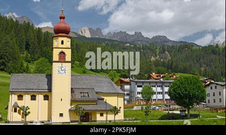 Kirche in Soraga in den Dolomiten, Italien Stockfoto