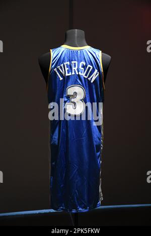 New York, USA. 05. April 2023. Allen Iverson 2006-2007 Denver Nuggets Game Wear Trikot (passend zu 4 Spielen), Est. $12.000-18.000, wird bei Sotheby's in New York, NY, am 5. April 2023 ausgestellt. Die Erinnerungsstücke von „Victoriam | Parts I & II“ sind ab dem 3-11. April in Sotheby's New York für Ausschreibungen geöffnet. (Foto: Efren Landaos/Sipa USA) Guthaben: SIPA USA/Alamy Live News Stockfoto