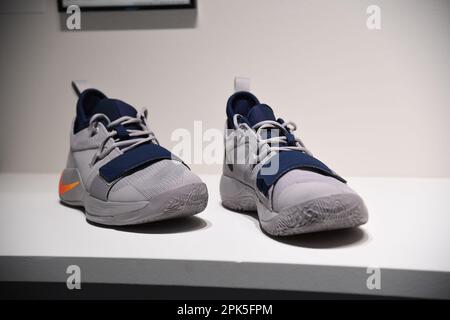 New York, USA. 05. April 2023. Paul George 2018 Oklahoma City Thunder Game Traled Sneakers, est. 2.000-4.000, werden am 5. April 2023 im Sotheby's in New York, NY, gezeigt. Die Erinnerungsstücke von „Victoriam | Parts I & II“ sind ab dem 3-11. April in Sotheby's New York für Ausschreibungen geöffnet. (Foto: Efren Landaos/Sipa USA) Guthaben: SIPA USA/Alamy Live News Stockfoto