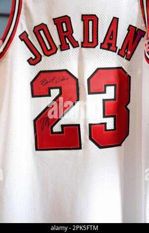 New York, USA. 05. April 2023. Michael Jordan 1998 „The Last Dance“ Chicago Bulls Signed & Game Wear Trikot (passend zu 2 Spielen), Est. $500.000-700.000, wird bei Sotheby's in New York, NY, am 5. April 2023 ausgestellt. Die Erinnerungsstücke von „Victoriam | Parts I & II“ sind ab dem 3-11. April in Sotheby's New York für Ausschreibungen geöffnet. (Foto: Efren Landaos/Sipa USA) Guthaben: SIPA USA/Alamy Live News Stockfoto