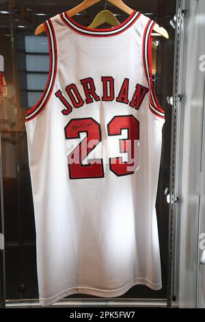 New York, USA. 05. April 2023. Michael Jordan 1998 „The Last Dance“ Chicago Bulls Signed & Game Wear Trikot (passend zu 2 Spielen), Est. $500.000-700.000, wird bei Sotheby's in New York, NY, am 5. April 2023 ausgestellt. Die Erinnerungsstücke von „Victoriam | Parts I & II“ sind ab dem 3-11. April in Sotheby's New York für Ausschreibungen geöffnet. (Foto: Efren Landaos/Sipa USA) Guthaben: SIPA USA/Alamy Live News Stockfoto