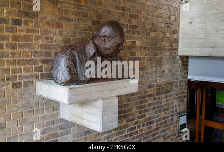 Büste von Oscar Nemon vom ehemaligen Premierminister Sir Winston Churchill im Churchill College, Teil der University of Cambridge, Ostengland Stockfoto