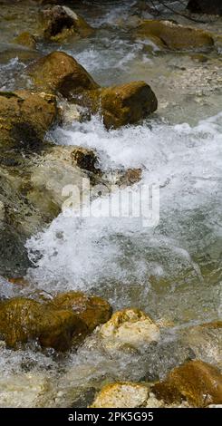 Bach in den Bergen, Santa Maddalena in den Dolomiten, Italien Stockfoto