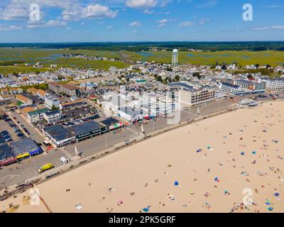 Hampton Beach aus der Vogelperspektive mit historischen Gebäuden am Meer am Ocean Boulevard und Hampton Beach State Park, Stadt Hampton, NH, USA. Stockfoto