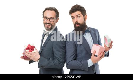 Online-Shop. Erfolg und Belohnung. Ästhet. Geschäftspartnertreffen isoliert auf Weiß. Bärtige Männer haben ein Valentinsgeschenk. Herzlichen Glückwunsch zum Shopping Stockfoto