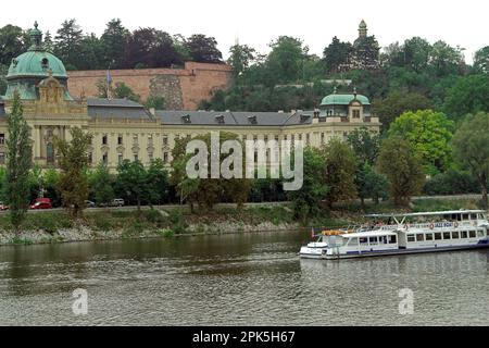 Praga, Prag, Prag, Tschechien, Tschechien, Straka-Akademie von der Seite der Moldau; Sitz der tschechischen Regierung; 斯特拉卡學院 Stockfoto