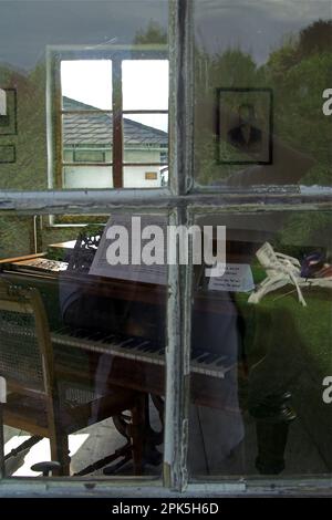 Steinbach am Attersee, Österreich; Gustav Mahlers Komponierhäuschen; Komposthütte von Gustav Mahler; Blick durch das Fenster ins Innere Stockfoto