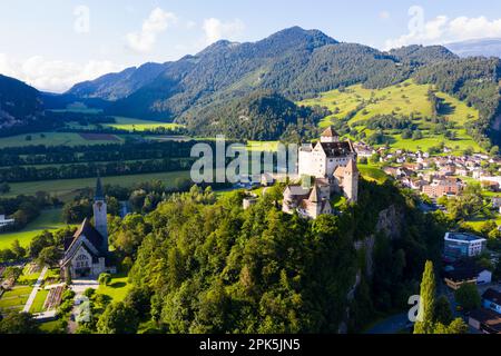 Blick von der Drohne auf das Gutenberg-Schloss in Balzers, Liechtenstein Stockfoto