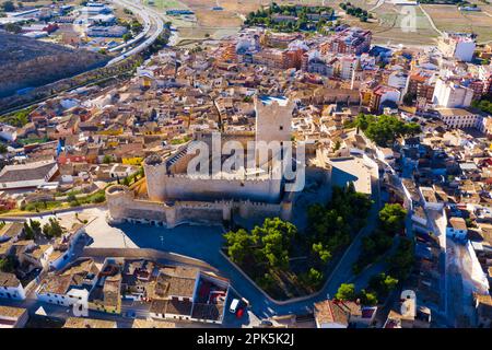 Blick von der Drohne auf das Stadtbild von Villena und Atalaya Castle, Spanien Stockfoto