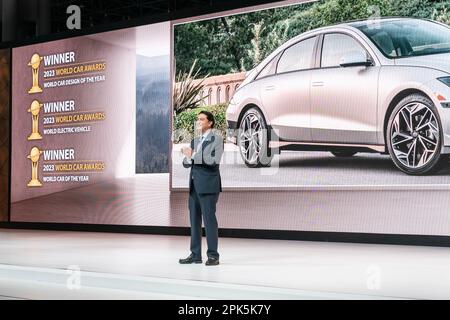 Jose Munoz von Hyundai spricht am Pressetag auf der New York International Autoshow im Jacob Javits Center am 5. April 2023 Stockfoto