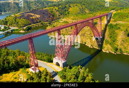 Drohnenansicht der Eisenbahnbrücke Viaduc de Garabit in der Auvergne, Frankreich Stockfoto