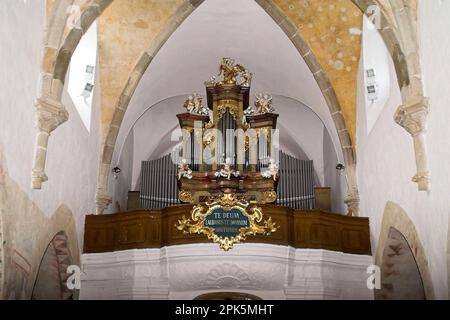 Jihlava, Tschechien, Tschechien, Kirche der Heiligen Jungfrau Maria - romanische Inneneinrichtung - Orgel; Kirche Mariä Himmelfahrt Stockfoto