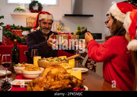 Fröhliche Familie mit Weihnachtsfeier zu Hause Stockfoto