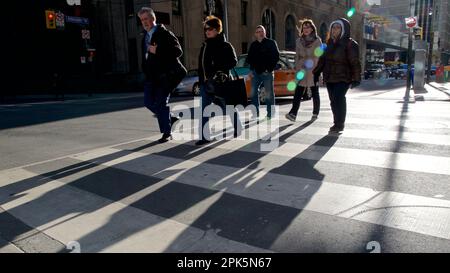 Toronto, Ontario/Kanada - 03-04-2018: Licht und Schatten der Menschen, die am Kreuz der Innenstadt entlang gehen Stockfoto