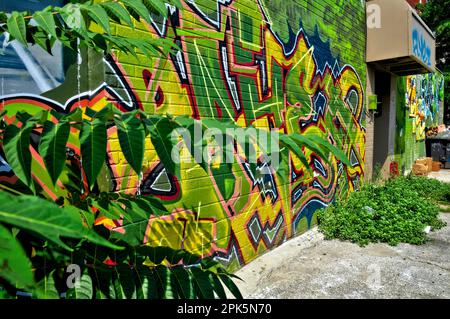 Straßenkunst, Hintergrund. Abstrakte bunte Graffiti-Gemälde an der Betonwand. Stockfoto