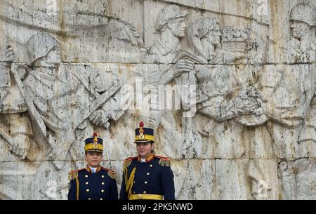 Bukarest, Rumänien. 5. April 2023: Soldatin der rumänischen Ehrengarde während der Zeremonie zur Übertragung der Autorität zwischen der 101. Luftwaffe (Air Assault) und der 10. Bergdivision, beide der US-Armee, am Helden des Vaterlands Monument vor der Carol I National Defence University. Kredit: Lucian Alecu/Alamy Live News Stockfoto