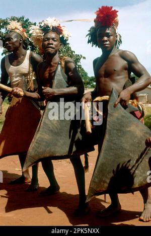 Demokratische Republik Kongo: Festivitäten zur Feier der Unabhängigkeit von Belgien, 30. Juni 1960. Mangbetu-Männer, die Schlitztrommeln spielen. Stockfoto
