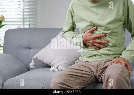 Seniorenmenschen fühlen sich furchtbar schlecht Stockfoto