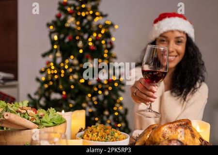 Leute mit rotem Hut tragen Weihnachtskleidung Stockfoto