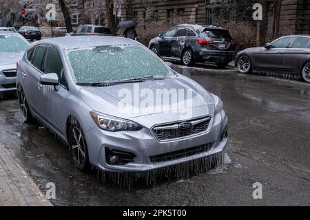 Montreal, KANADA - 5. April 2023: Autofenster und Windschutzscheibe nach überfrierendem Regen. Stockfoto