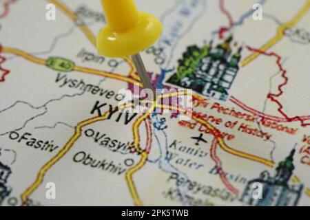 MYKOLAIV, UKRAINE - 09. NOVEMBER 2020: Kiew-Stadt mit Stecknadel auf der Karte der Ukraine markiert, Nahaufnahme Stockfoto