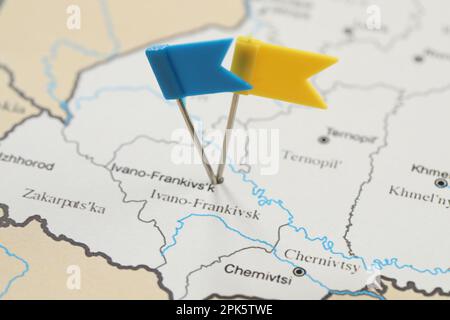 MYKOLAIV, UKRAINE - 09. NOVEMBER 2020: Iwano-Frankivsk-Stadt markiert mit Schubnadeln auf der Konturkarte der Ukraine, Nahaufnahme Stockfoto