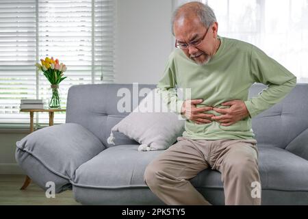 Seniorenmenschen fühlen sich furchtbar schlecht Stockfoto