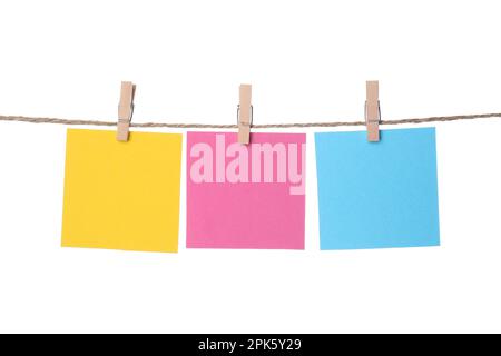 Kleidung mit leeren Notizbüchern auf Schnur vor weißem Hintergrund. Platz für Text Stockfoto