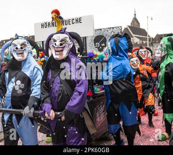 Gruseliges Narrenkostüm bei der Basel-Fasnacht-Parade in der Schweiz Stockfoto