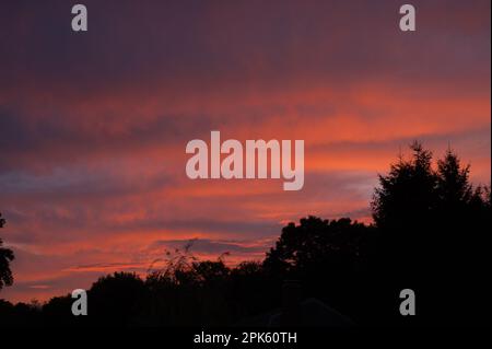 Gestreifter Sonnenuntergang nach Sturm Stockfoto