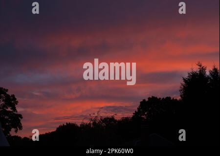 Gestreifter Sonnenuntergang nach Sturm Stockfoto