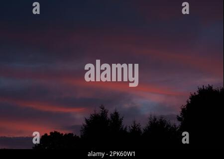 Gestreifter Sonnenuntergang nach Sturm Stockfoto