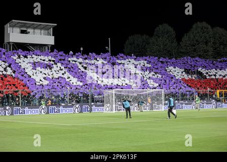 Cremona, Italien, 5. April 2023. Fans der Fiorentina während der ersten Etappe des Halbfinalspiels Coppa Italia Frecciaross zwischen Cremonese und Fiorentina im Giovanni Zini-Stadion am 5. April 2023 in Cremona (Italien). Kredit: Stefano Nicoli/Speed Media/Alamy Live News Stockfoto