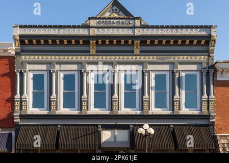 Arcola, Illinois - USA - 19. März 2023: Gebäude und Ladenfront im Stadtzentrum von Arcola, Illinois, USA. Stockfoto