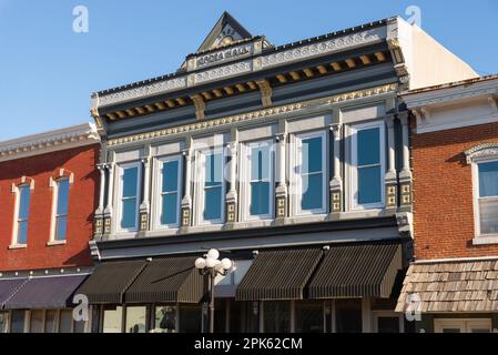 Arcola, Illinois - USA - 19. März 2023: Gebäude und Ladenfront im Stadtzentrum von Arcola, Illinois, USA. Stockfoto