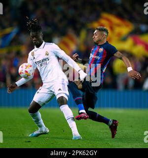 Barcelona, Spanien. 5. April 2023. Raphinha (R) von Barcelona spielt mit Eduardo Camavinga von Real Madrid während des Halbfinalspiels des King's Cup auf der zweiten Etappe zwischen dem FC Barcelona und Real Madrid in Barcelona, Spanien, am 5. April 2023. Kredit: Joan Gosa/Xinhua/Alamy Live News Stockfoto