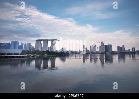 Singapurs Skyline bei Sonnenaufgang. Stockfoto