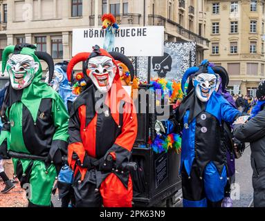Gruseliges Narrenkostüm bei der Basel-Fasnacht-Parade in der Schweiz Stockfoto