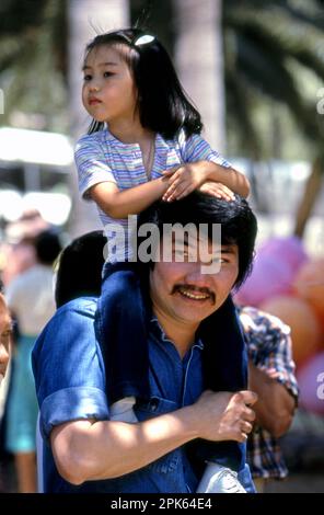 Vater und Tochter beim jährlichen Lotus Blossom Festival im Echo Park in Los Angeles, Kalifornien Stockfoto