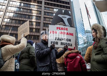 Am 25. Februar 2023, als Wladimir Putins Invasion in der Ukraine das einjährige Jahr vorüber ging, trafen sich am Samstag um 12 Uhr unter der Picasso-Statue am Daley Plaza mehr als hundert Russen aus der Gegend um Chicago, um ihren tiefen Widerstand gegen den russischen Führer und ihre Abscheu über seinen brutalen Einmarsch zum Ausdruck zu bringen. Stockfoto