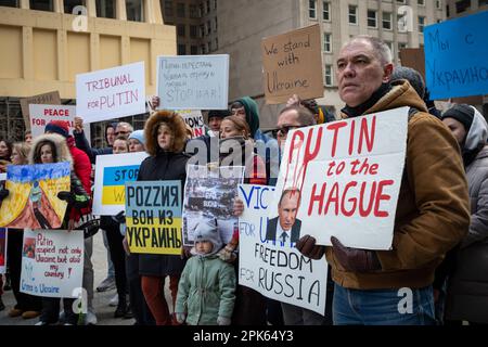 Am 25. Februar 2023, als Wladimir Putins Invasion in der Ukraine das einjährige Jahr vorüber ging, trafen sich am Samstag um 12 Uhr unter der Picasso-Statue am Daley Plaza mehr als hundert Russen aus der Gegend um Chicago, um ihren tiefen Widerstand gegen den russischen Führer und ihre Abscheu über seinen brutalen Einmarsch zum Ausdruck zu bringen. Stockfoto