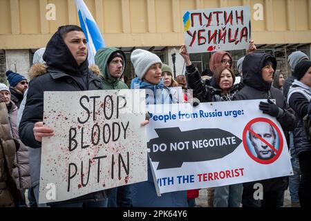 Am 25. Februar 2023, als Wladimir Putins Invasion in der Ukraine das einjährige Jahr vorüber ging, trafen sich am Samstag um 12 Uhr unter der Picasso-Statue am Daley Plaza mehr als hundert Russen aus der Gegend um Chicago, um ihren tiefen Widerstand gegen den russischen Führer und ihre Abscheu über seinen brutalen Einmarsch zum Ausdruck zu bringen. Stockfoto