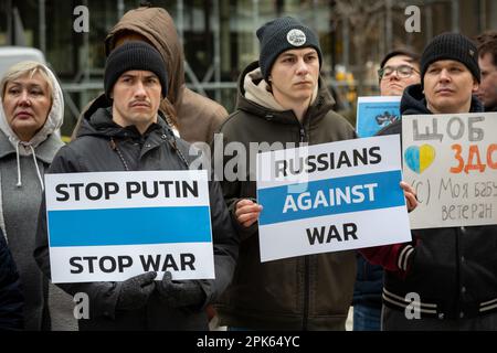 Am 25. Februar 2023, als Wladimir Putins Invasion in der Ukraine das einjährige Jahr vorüber ging, trafen sich am Samstag um 12 Uhr unter der Picasso-Statue am Daley Plaza mehr als hundert Russen aus der Gegend um Chicago, um ihren tiefen Widerstand gegen den russischen Führer und ihre Abscheu über seinen brutalen Einmarsch zum Ausdruck zu bringen. Stockfoto