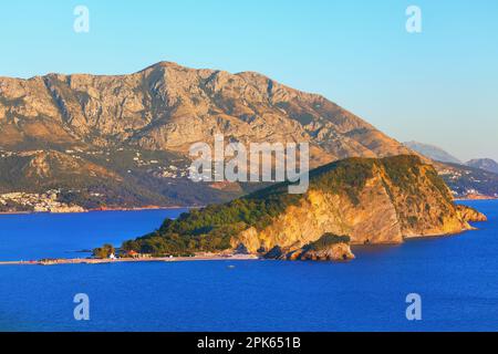 Hawaii Island im Adriatischen Meer Montenegro. Sveti Nikola Island in Budva Riviera Montenegro Stockfoto