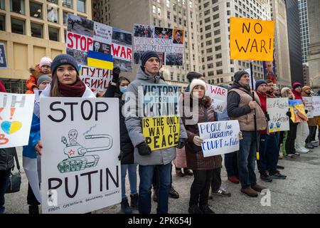 Am 25. Februar 2023, als Wladimir Putins Invasion in der Ukraine das einjährige Jahr vorüber ging, trafen sich am Samstag um 12 Uhr unter der Picasso-Statue am Daley Plaza mehr als hundert Russen aus der Gegend um Chicago, um ihren tiefen Widerstand gegen den russischen Führer und ihre Abscheu über seinen brutalen Einmarsch zum Ausdruck zu bringen. Stockfoto