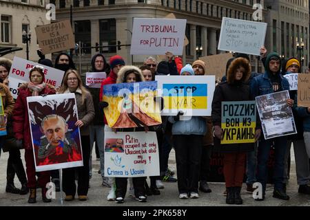 Am 25. Februar 2023, als Wladimir Putins Invasion in der Ukraine das einjährige Jahr vorüber ging, trafen sich am Samstag um 12 Uhr unter der Picasso-Statue am Daley Plaza mehr als hundert Russen aus der Gegend um Chicago, um ihren tiefen Widerstand gegen den russischen Führer und ihre Abscheu über seinen brutalen Einmarsch zum Ausdruck zu bringen. Stockfoto