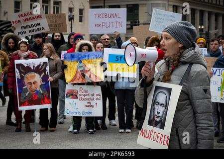 Am 25. Februar 2023, als Wladimir Putins Invasion in der Ukraine das einjährige Jahr vorüber ging, trafen sich am Samstag um 12 Uhr unter der Picasso-Statue am Daley Plaza mehr als hundert Russen aus der Gegend um Chicago, um ihren tiefen Widerstand gegen den russischen Führer und ihre Abscheu über seinen brutalen Einmarsch zum Ausdruck zu bringen. Stockfoto