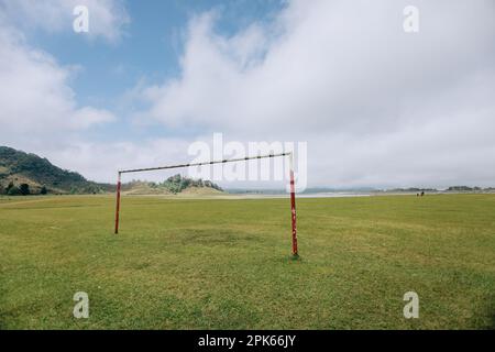 Rusty und verlassenes Fußballtor auf einem Feld von Tenango de Las Flores Stockfoto