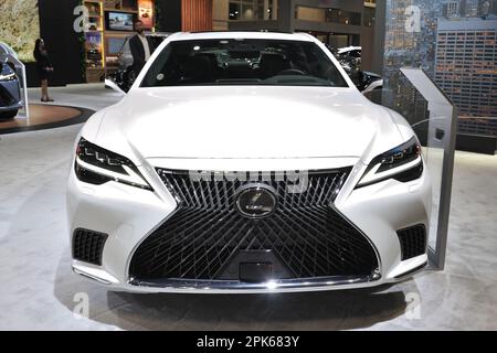 2023 Lexus LS 500h AWD wird auf der 2023 NY International Auto Show im Javits Center in New York, NY, am 5. April 2023 ausgestellt. (Foto: Stephen Smith/SIPA USA) Stockfoto