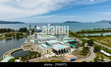 Draufsicht auf Masjid Bandaraya Kota Kinabalu am Meer. Stadtmoschee. Sabah, Borneo. Malaysia. Stockfoto